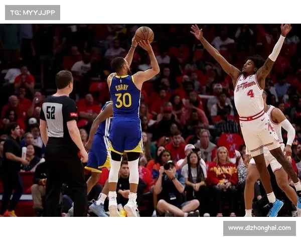 NBA打球身体对抗多激烈!没看到图都不敢信,有人被被肘击脸变形 NBA打球身体对抗多激烈!没看到图都不敢信,有人被被肘击脸变形